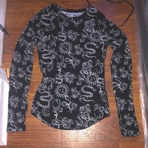 i’m selling a long sleeve shirt from no boundaries size small (3-5).